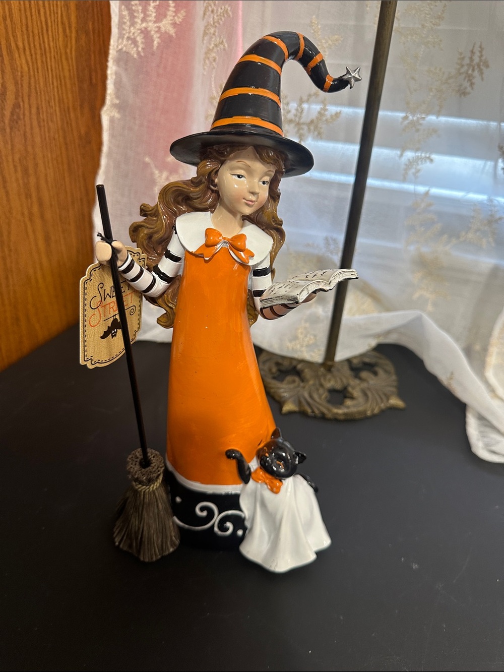 Sweet street Hallowee girl witch reading book decor